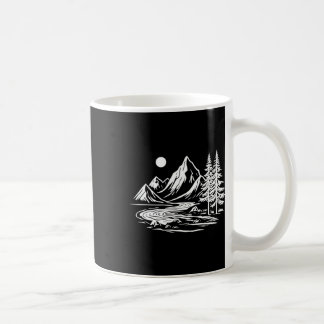 Outdoor-Wandern in den Bergen bei einer nächtliche Kaffeetasse