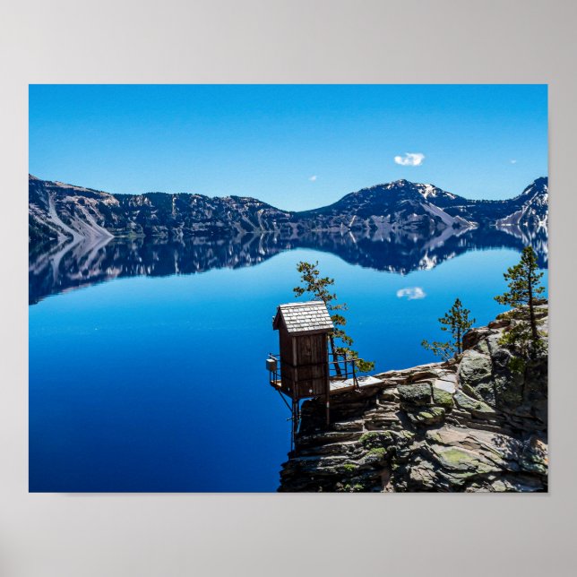 Outhouse auf der Klippe // Kratersee Poster (Vorne)