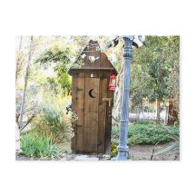 OUTHOUSE IN UNSEREM HINTERGRUND