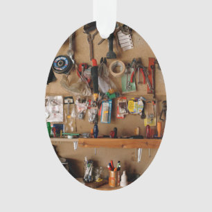 Outils sur le mur d'atelier