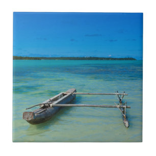 Outrigger-Kanu in flachem Ozean Fliese