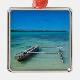 Outrigger-Kanu in flachem Ozean Ornament Aus Metall