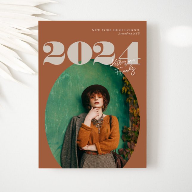 Oval Bold Modern Class of 2024 Foto Abschluss Einladung (Von Creator hochgeladen)