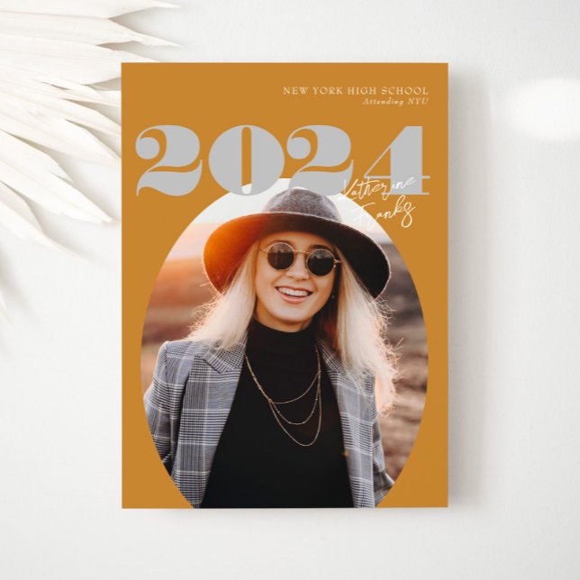 Oval Bold Modern Class of 2024 Foto Abschluss Einladung (Von Creator hochgeladen)