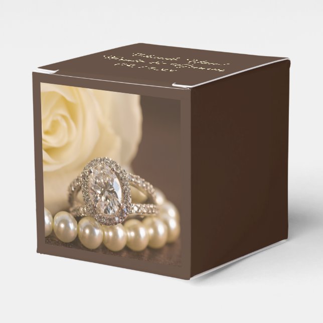 Oval Diamond Ring und White Rose Wedding Geschenkschachtel (Vorderseite)