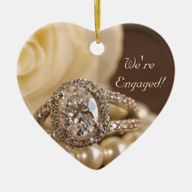 Oval Diamond Verlobung Ring und Weiße Rose Keramik Ornament (Vorne)