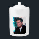 Oval Office of President John F. Kennedy<br><div class="desc">Das Oval Office wurde während seiner turbulenten Präsidentschaft zum Kommandozentrum von John F. Kennedy. Die JFK entschied sich von der Grandität früherer Präsidenten und bevorzugte daher einen intimeren Rahmen für Treffen und Entscheidungsfindung. Das ikonische Bild, dass er in seinem Schaukelstuhl rockte und von einem Schaukelstuhlhersteller während seines Wahlkampfes begabt wurde,...</div>