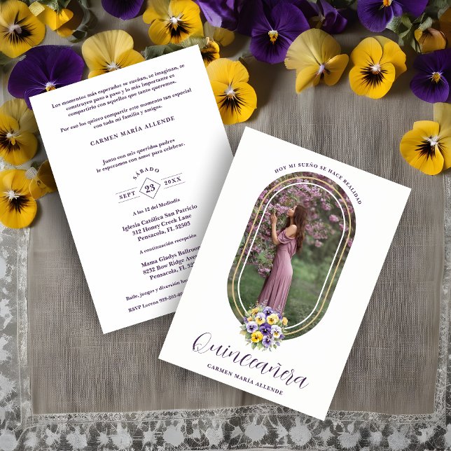 Oval Spanish Chic Floral Bouquet Photo Quinceañera Einladung (Oval Spanish Chic Pansies Floral Bouquet Quinceañera Invitation Card with Envelope. )