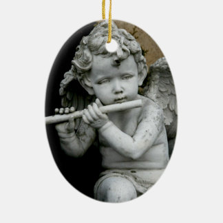 Ovaler Verzierungs-Engel, der seine Flöte spielt Keramik Ornament