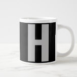 Oversized Monogramm Initial in Black and Gray Jumbo-Tasse<br><div class="desc">Kühne und einfache, maßgeschneiderte Jumbo-Tasse mit Ihrer Auswahl an Initialen. Das Design verfügt über eine übergroße Sans Serif Typografie in Grau auf einem schwarzen Hintergrund. Die Vorlage ist Set für Sie, um den Buchstaben zu ändern, aber wenn Sie möchten, auch die Farben bearbeiten, klicken Sie bitte auf "Weiter" oder melden...</div>
