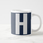 Oversized Monogramm Initial in Dark Blue und Gray Jumbo-Tasse<br><div class="desc">Kühne und einfache, maßgeschneiderte Jumbo-Tasse mit Ihrer Auswahl an Initialen. Das Design zeichnet sich durch eine übergroße Sans-Serifentypografie in silbergrauem Hintergrund auf dunkelblauem Hintergrund aus. Die Vorlage ist Set für Sie, um den Buchstaben zu ändern, aber wenn Sie möchten, auch die Farben bearbeiten, klicken Sie bitte auf "Weiter" oder melden...</div>