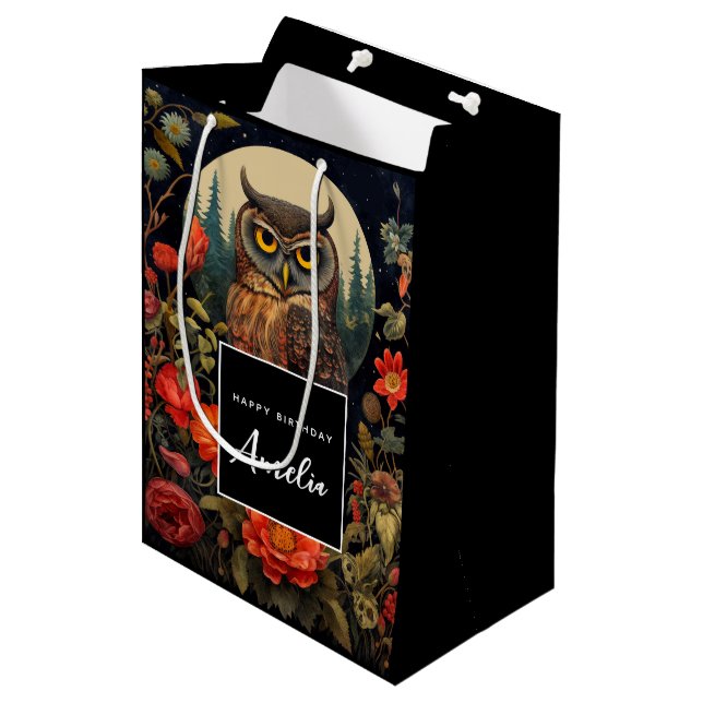 Owl at Night with a Full Moon Birthday Mittlere Geschenktüte (Vorderseite Schrägansicht)