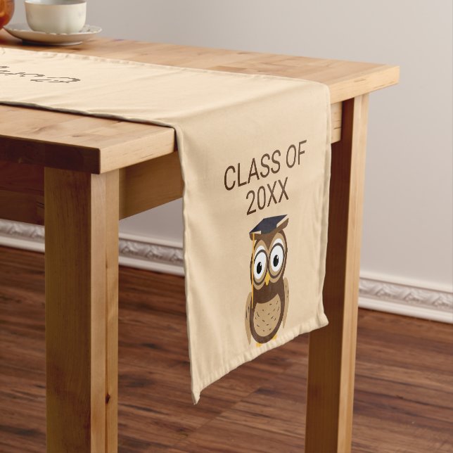 Owl Cartoon Abschluss Table Runner Kurzer Tischläufer (Beispiel)