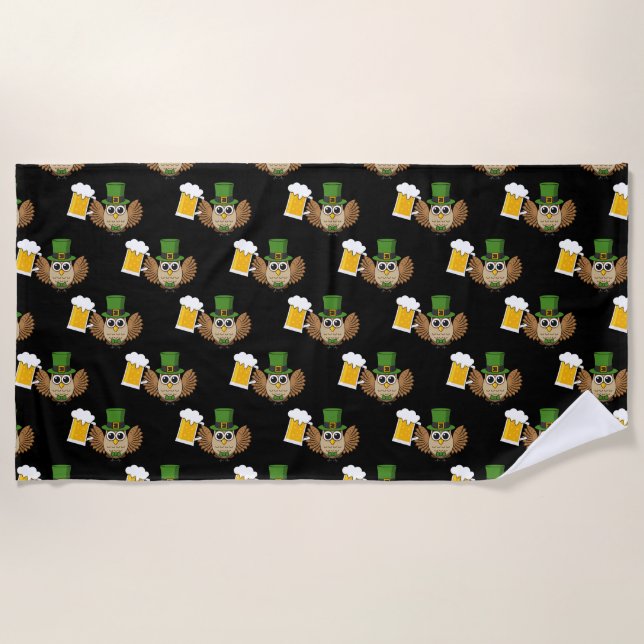 Owl Drinking Beer St Patrick's Day Pattern Strandtuch (Vorderseite)