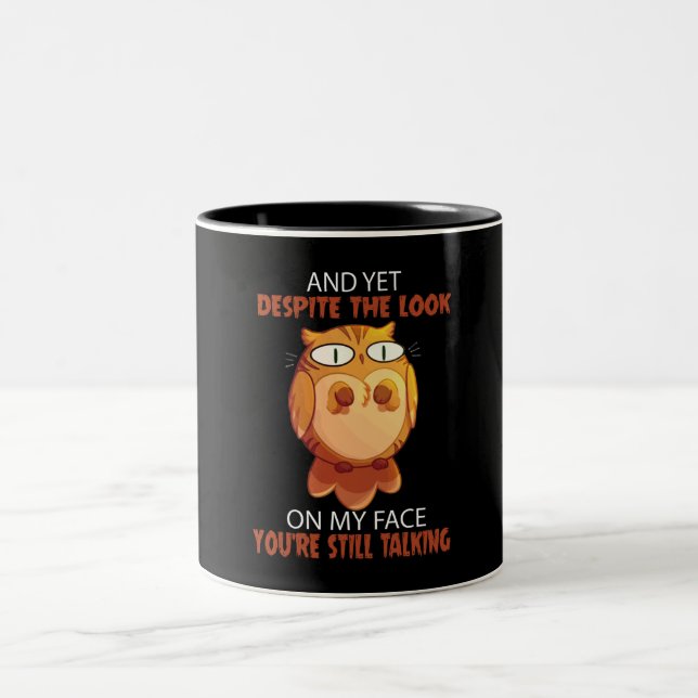 Owl-Geschenk | Und doch trotz des Blicks auf mein  Zweifarbige Tasse (Mittel)