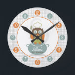 Owl Koch Personalisiert Kitchenuhr Runde Wanduhr<br><div class="desc">Eine Uhr mit einer Abbildung einer Eule, die den Hut eines Koch trägt. Die Eule hält einen Löffel und ist auf einem blauen Topf geknallt. Personalisieren Sie mit Ihrem Namen über Illustration. Die Uhr zeigt weiße Zahlen auf blauen und orangefarbenen Punkten.</div>
