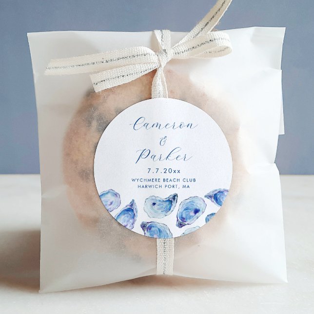 Oyster Blue Watercolor-Gastgeschenk Hochzeit Runder Aufkleber (Oyster Watercolor Wedding Favor Sticker Label for an elegant blue coastal wedding. Concertina Press)