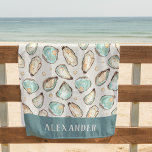 Oyster & Pearl Personalisiert Strandtuch<br><div class="desc">Dieses schicke Küsten-Badetuch mit weichen Creme und Aqua Aqua Aqua Aquarell Auster und Perlen Illustrationen. Ideal für Strandhäuser,  Küstenstreifen oder alle,  die Austern und Muscheln Lieben. Personalisieren Sie das Programm mit einem Familiennamen oder Monogramm unten.</div>