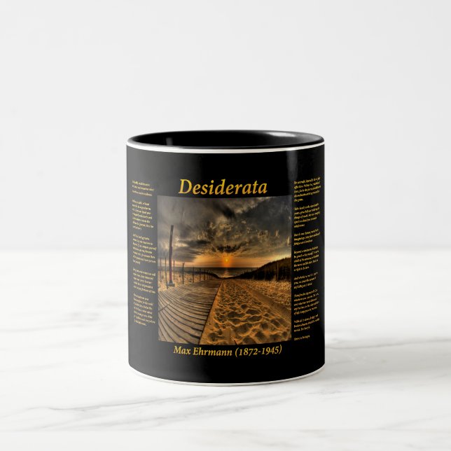 Ozean mit einem bewaldeten Plankengehweg unten zum Zweifarbige Tasse (Mittel)