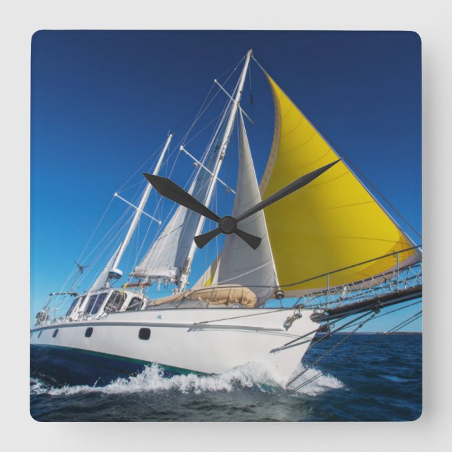 Ozean-Segeln in einer Yacht Quadratische Wanduhr (Vorderseite)