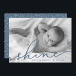 Ozean | Shine Script Hanukkah Foto Feiertagskarte<br><div class="desc">Mit diesen schicken Hanukkah-Fotokarten können Sie Ihre Lieblings-Vollblutkarten mit horizontalem oder landschaftsorientiertem Foto teilen. "Shine" erscheint in eleganter Schrift-Typografie als schiefer blauer Text-Overlay. Personalisieren Sie mit Ihren Namen und das Jahr am Ende. Karten wechseln zu einem passenden Smokblau mit einem schneebedeckten Overlay.</div>