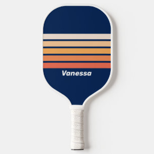 Ozean Sonne fällt über Streifen mit Namen Pickleball Schläger