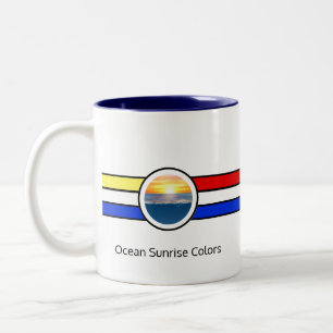Ozean-Sonnenaufgang mit Primärfarben und Streifen  Zweifarbige Tasse