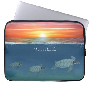 Ozean-Sonnenaufgang und schwimmende Meeresschildkr Laptopschutzhülle