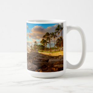 Ozean-Sonnenuntergang über Felsen und Palme Kaffeetasse
