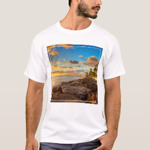 Ozean-Sonnenuntergang über Felsen und Palme T-Shirt