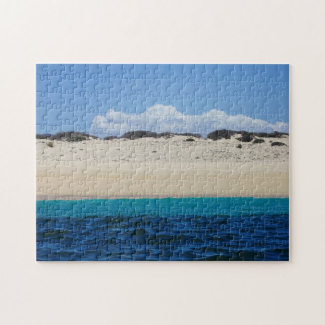 Ozean-Wellen auf Sandy-Strand unter blauem Himmel (Horizontal)