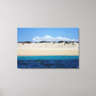 Ozean-Wellen auf Sandy-Strand unter blauem Himmel Leinwanddruck