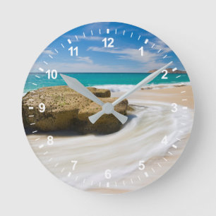 Ozeanische Gezeiten wirbeln am Strand Runde Wanduhr