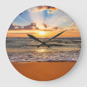Ozeansonnenaufgang, tiefblauer Horizont. Große Wanduhr