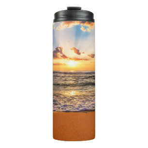 Ozeansonnenaufgang, tiefblauer Horizont. Thermosbecher