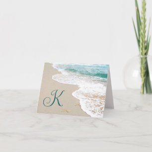 Ozeanstrand mit Monogrammbuchstabe K