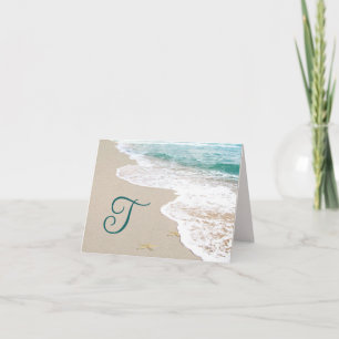 Ozeanstrand mit Monogrammbuchstabe T