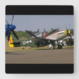P51 Mustang, Seitenansicht. (Rollbahn) _WWII Quadratische Wanduhr