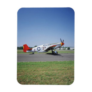 P-51 C Tuskegee rotes Schwanzflugzeug an der Magnet