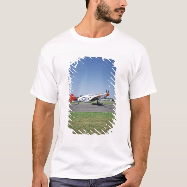 P-51 C Tuskegee rotes Schwanzflugzeug an der T-Shirt (Vorderseite)