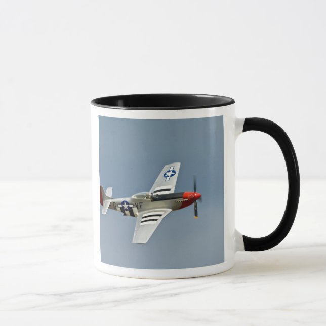 P-51D Mustang-Kämpfer mit dem Tasse (Rechts)