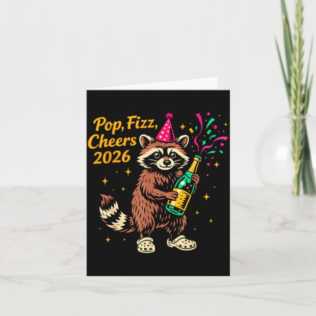 P Fizz Cheers 2026 Funny Raccoon New Year Design  Karte (Vorderseite)