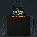 Pa Man Myth Legend Funny Quote Mens Schürze<br><div class="desc">Fügen Sie Ihrem Großvater etwas Spaß mit dieser Pa Man Myth Legend Funny Quote Mens Schürze. Es ist auf einer individuell anpassbaren schwarzen Vollbild-Schürze konzipiert. Der Satz ist "pa the man the myth the legend" in bunten Typografie. Eine tolle Geschenkidee für Opa!</div>
