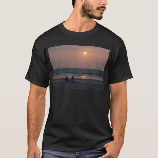 Paar am Strand bei Sunset T-Shirt (Vorderseite)