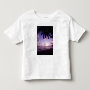 Paar am Strand, Windjammer Landing, St. Lucia Kleinkind T-shirt