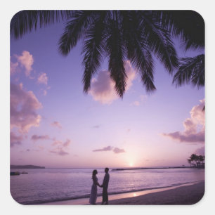Paar am Strand, Windjammer Landing, St. Lucia Quadratischer Aufkleber