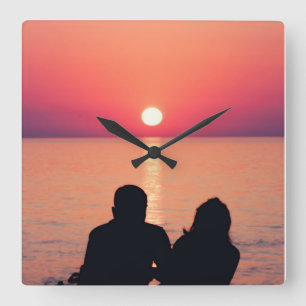 Paar auf See bei Sonnenuntergang Quadratische Wanduhr