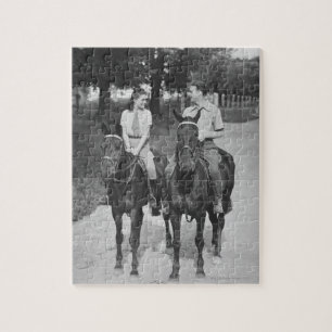 Paar beim Reiten auf Pferden