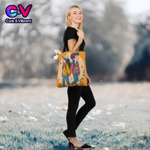 Paar, das Hand in Hand zusammen im Herbst spaziere Tasche