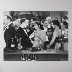 Paar, die bei überfüllten Bar etwas trinken gehen Poster